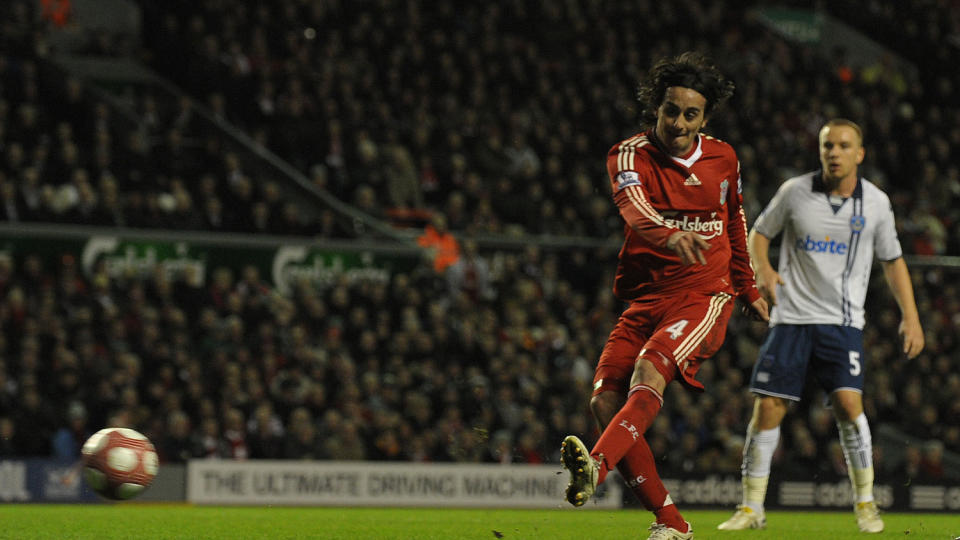 DER SATT DEN: Alberto Aquilani satte inn sitt f�rste Liverpool-m�l da han gjorde 3-0 for Liverpool mot Portsmouth. Foto: Paul Ellis, AFP/Scanpix