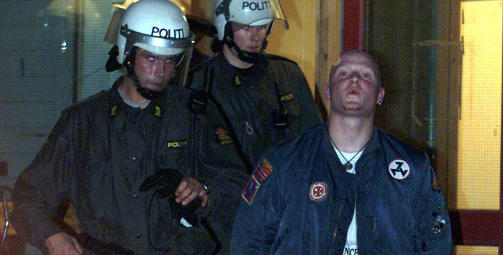 NYNAZISTER: Den drapsd�mte Ole Nicolai Kvisler skal v�re blant mottakerne av arvepengene. Dette bildet er fra en nynazistisk markering i bydelen Bj�rndalen i 2000. Foto: Jon Eeg/SCANPIX