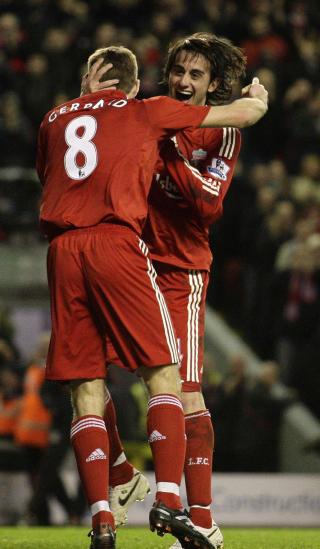 SKULLE HATT R�DT? Steven Gerrard feirer scoringen til Aquilani. Seinere var Liverpool-kapteinen heldig som slapp unna r�dt kort. Foto: Anita Maric, EPA/Scanpix