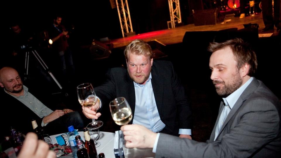PRISVINNER: Anders Baasmo Christiansen (midten) jublet over � f� Kanonprisen for Beste mannlige hovedrolle. Her sk�ler han med Erlend Loe (t.v.) og Rune Denstad Langlo. Foto: Ole Morten Melg�rd.