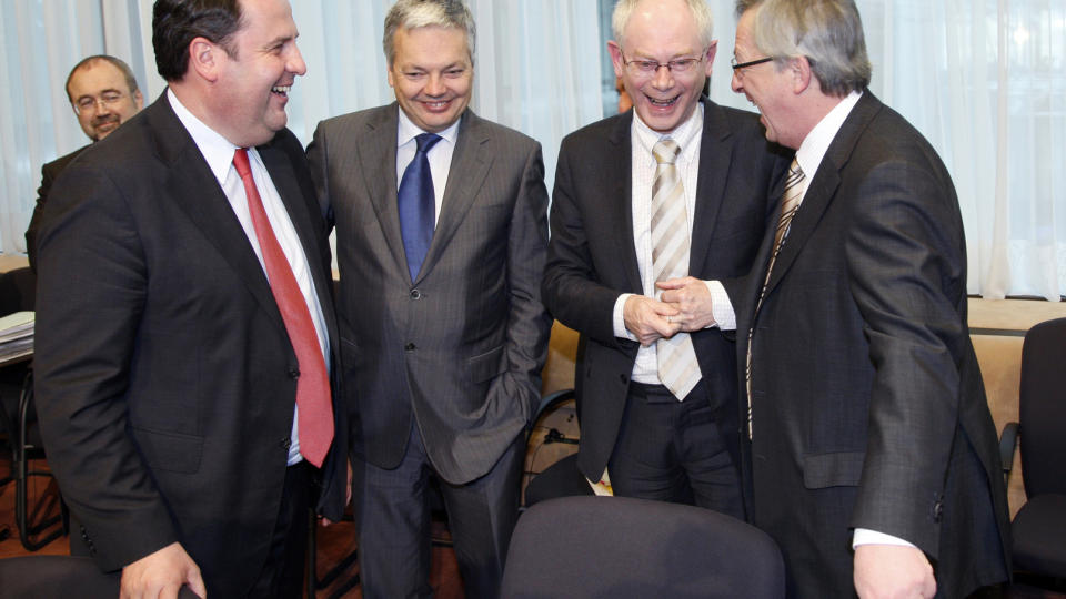 HAR FUNNET L�SNINGEN: �sterrikes finansminister Josef Proell (t.v.) i munter passiar med sin belgiske kollega Didier Reynders, EU-president Herman van Rompuy og Luxembourgs statsminister Jean-Claude Juncker (t.h.), som ogs� leder Eurosonen. De 16 finansministrene i EU-landene som bruker euro, m�ttes mandag i kveld i Brussel for � bli enige om hjelpetiltak for den kriserammede greske �konomien. Foto: REUTERS / Francois Lenoir / SCANPIX