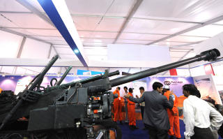 MIDT I SM�R�YET: V�penkj�pere avbildet p� DefExpo 2010-messa i New Delhi i februar. Foto: AFP/Scanpix