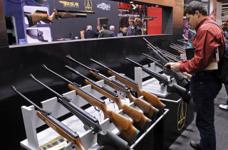 TYSK �KNING: Tyske politikere uroer seg over en voldsom �kning i tysk v�peneksport. Her fra en v�penmesse i N�rnberg 12. mars i �r. Foto: AFP/Scanpix