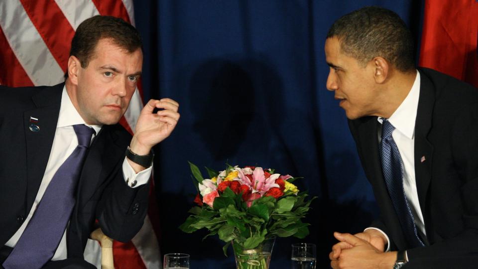 TOPP 2: Ingen eksporterer s� mye v�pen som USA og Russland, her representert ved presidentene Medvedev og Obama. Foto: EPA/Scanpix