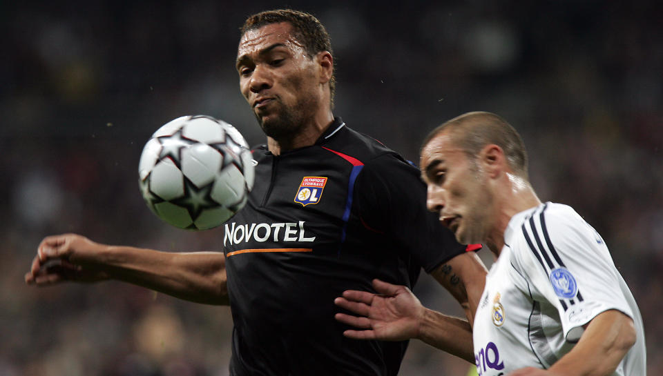 UOPPGJORT REGNING: L�renskog hadde krav p� 1,4 millioner kroner av overgangssummen da John Carew ble solgt fra tyrkiske Besiktas til franske Lyon. De pengene har klubben enn� til gode � se p� kontoen.Foto: SCANPIX/AFP PHOTO/BRU GARCIA