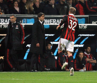 AVREVET AKILLES: David Beckham m�tte hinke av San Siro med en avrevet akillessene i s�ndagens kamp mot Chievo.Foto: SCANPIX / AFP PHOTO / FABRIZIO FORTE