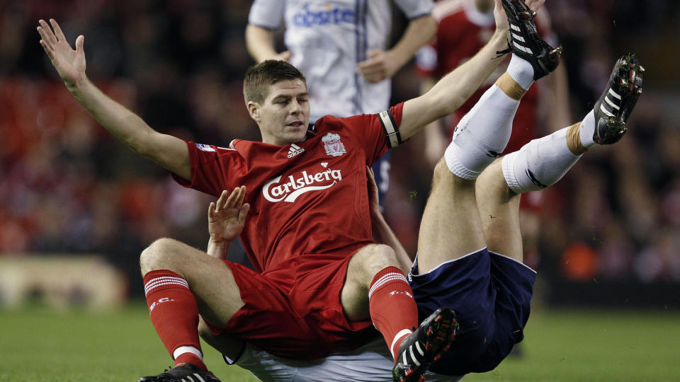SLIPPER STRAFF: Steven Gerrard traff Michael Brown med albuen. I dag st�r dommeren p� at det ikke var en r�dt kort-forseelse. Foto: REUTERS/Phil Noble
