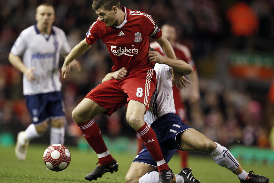 T�FF I DUELL: Steven Gerrard hadde flere tette dueller med Michael Brown. En av dem kan gi Liverpool-kapteinen karantene. Foto: REUTERS/Phil Noble