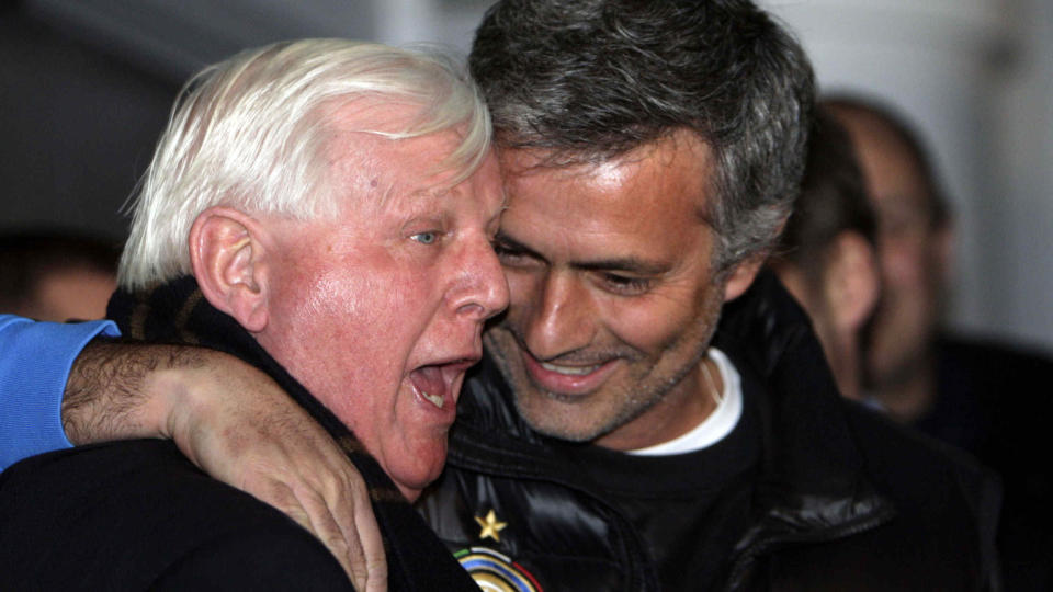 TILBAKE P� GAMLE TRAKTER: Gjensynsgleden var stor da Jos� Mourinho returnerte til Stamford Bridge mandag, og portugiseren tok seg tid til alle. Her omfavner han Chelsea-ansatte Brian Pullman.  Foto: SCANPIX/AP Photo/Lefteris Pitarakis