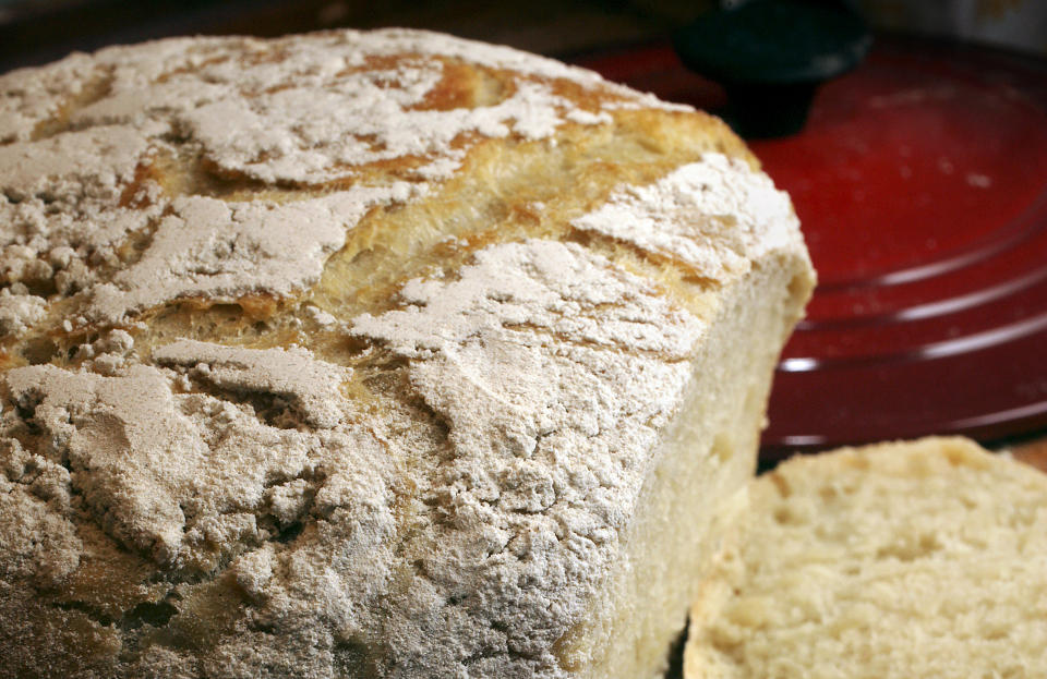 ELTEFRITT: Fristende, nybakt landbr�d - helt uten � elte deigen. Tida for timesvis med knaing er over, mener Andreas Viestad. I Magasinet i morgen f�r du oppskriften p� et eltefritt br�d. Det eneste du trenger er v�ske, tid og en solid jerngryte.