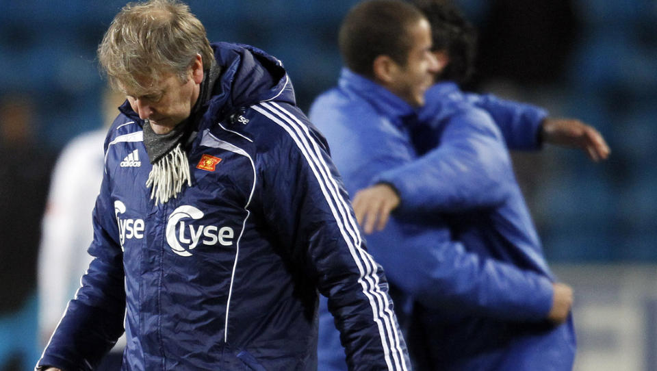 SETT DETTE F�R?: �ge Hareide forlater matta med b�yd hode etter 0-2-tapet mot V�lerenga i sitt f�rste m�te med Ullevaal siden han ga seg som landslagssjef. 
Foto: H�kon Mosvold Larsen / Scanpix