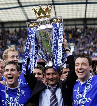 TOK CHELSEA TIL NYE H�YDER: Jos� Mourinho ledet Chelsea til lagets f�rste seriemesterskap p� 50 �r i 2005, og forsvarte tittelen �ret etter.Foto: REUTERS/Eddie Keogh