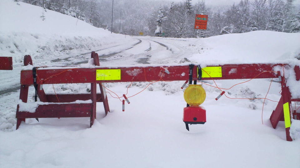 EKSTREM SKREDFARE: E136/E39 over �rskogfjellet er stengt grunnet ras. En lang rekke veier M�re og Romsdal er n� stengt p� grunn av den ekstreme skredsituasjonen. Mildv�r vil trolig gj�re faren st�rre framover. Foto: Fridgeir Walderhaug