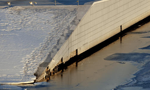 N�: Slik ser granittfasaden mot sj�en ut i dag. Foto: Lars Eivind Bones