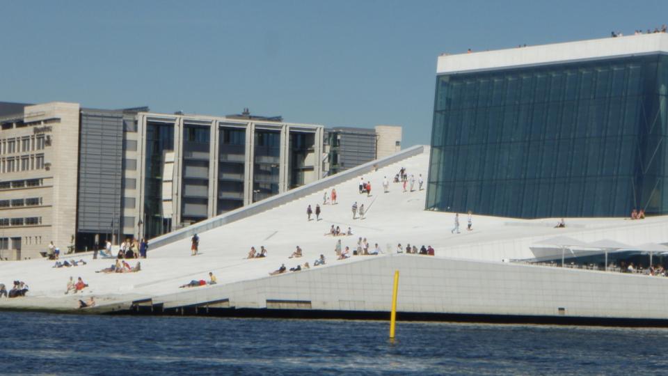 OPERAEN 30. MAI I FJOR: Raymond Michalsen tok dette bildet 30. mai ifjor. Bildet viser at fasadeplatene p� operaen allerede da var borte. Foto: Raymond Michalsen