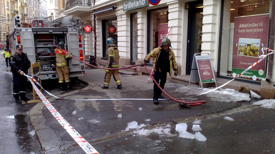 ISRAS FRA TAKET: En mann fikk i ettermiddag alvorlige hodeskader etter � ha blitt truffet av �n eller flere isblokker som falt ned fra et tak p� en byg�rd p� Frogner i Oslo.  Foto: �ISTEIN NORUM MONSEN