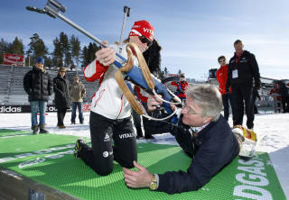 MUNNINGEN DEN VEIEN: Stang fikk eksperthjelp med gev�ret. Foto: Erlend Aas / Scanpix