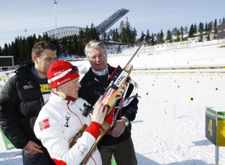 HOLD SLIK: Stang og byr�d J�ran Kallmyr er oppmerksom n�r Berger presenterer v�penet. Foto: Erlend Aas / Scanpix
