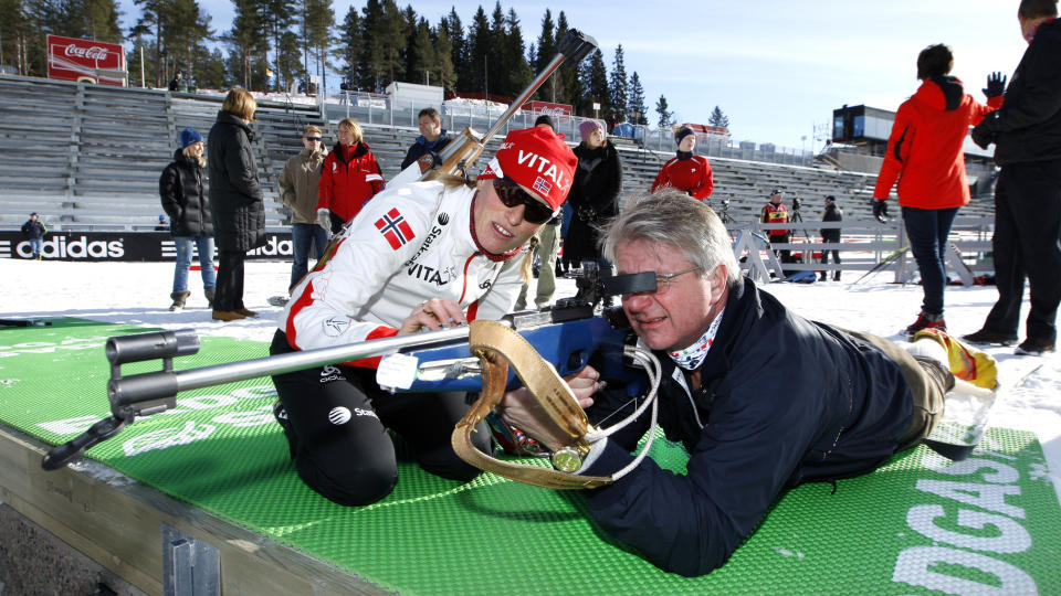 F�RSTE SKUDD: Skiskytteren Tora Berger instruerer Oslos ordf�rer Fabian Stang under �pningen av skiskytinganlegget i Holmenkollen i dag. Foto: Erlend Aas / Scanpix