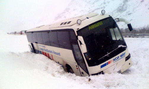 KASTET AV VEIEN: 19 personer befant seg om bord ekspressbussen mellom Bergen og �lesund, da trykkb�lgene fra et ras feide den av veien i Sogn og Fjordane. Foto: Olav �ygard/Dagbladet