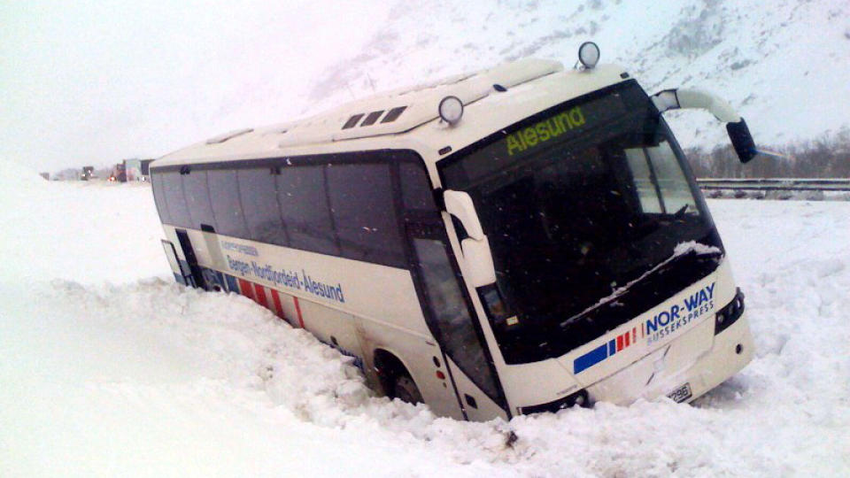 FEID AV VEIEN: 17 passasjerer og to sj�f�rer befant seg om bord ekspressbussen mellom Bergen og �lesund, da den i dag ble tatt av trykkb�lgen fra et sn�skred. Ingen ble fysisk skadd. Foto: Olav �ygard/Dagbladet
