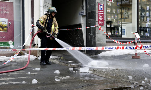 IS OG BLOD: Mannskap fra Oslo Brannvesen spyler fortauet for blod og is etter den tragiske ulykken. Foto: �istein Norum Monsen.
