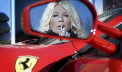 FORTSATT MED: Maria Montazami er med videre fra forrige sesong. I gprsdagens episode hyllet hun pyntedusker. Foto: TV3