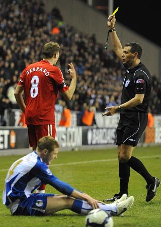 SLAPP STRAFF: Bildet av Gerrard med to fingre mot dommeren var heller ikke kritikkverdig, mente FA i forrige uke. Foto: Scanpix/EPA