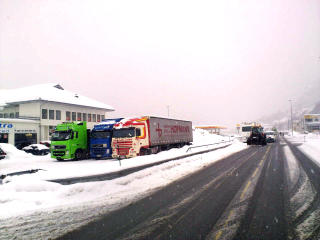 ST�R FAST: Rundt 30 tailere st�r v�rfast ved �rskogfjellet, som er stengt grunnet ras. Foto: Fridgeir
Walderhaug