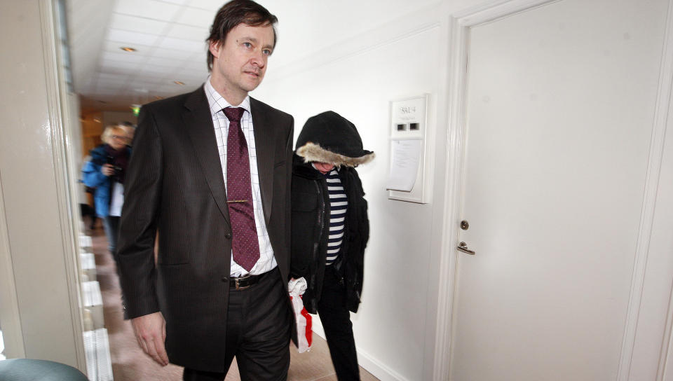 P� VEI INN I RETTEN: Den tiltalte Steinkjer-mannen (48) og hans forsvarer John Christian Elden (til venstre) p� vei inn i rettssalen i �stersund tingsrett i dag. FOTO: Johan Axelsson, �stersundsposten