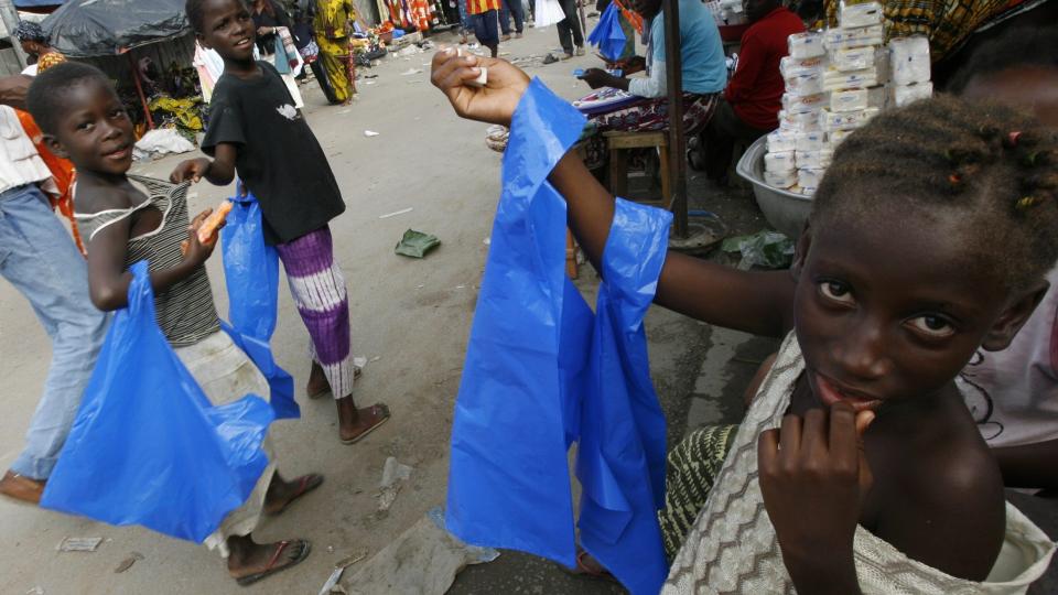 OMFATTENDE PROBLEM: Her selger barn plastposer p� gata i Abidjan. Barnearbeid er et stort problem i Elfenbenskysten. Sjokoladeprodusenter tjener eksempelvis stort p� billig arbeidskraft. Dette gjelder ogs� sjokolade som nytes i Skandinavia. Foto: REUTERS/Luc Gnago