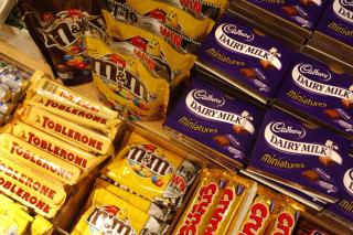 GODSAKER: Men hvem lager M&Ms, Toblerone og de andre Kraft-produktene? Foto: AP/Scanpix