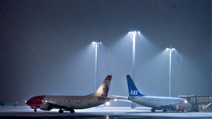 VINTERGLATT: N�r sn�en laver ned, er du n�rmest garantert � bli forsinket. M� du vente lenge nok, har du blant annet rett til mat og drikke.
Foto: Bj�rn Langsem