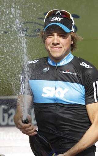 SPURTSPRUT: Edvald sl�ser med sjampisen fra premiepodiet. Foto: Marco Trovati, AP/Scanpix