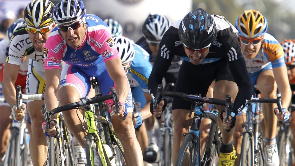 BEST I SPURTEN: Edvald Boasson Hagen fikk et perfekt opptrekk fra Team Sky-kameratene og vant massespurten i et felt som inneholdt navn som Thor Hushovd og Mark Cavendish. Alessandro Petacchi ble nummer to. Foto: Marco Trovati, AP/Scanpix
