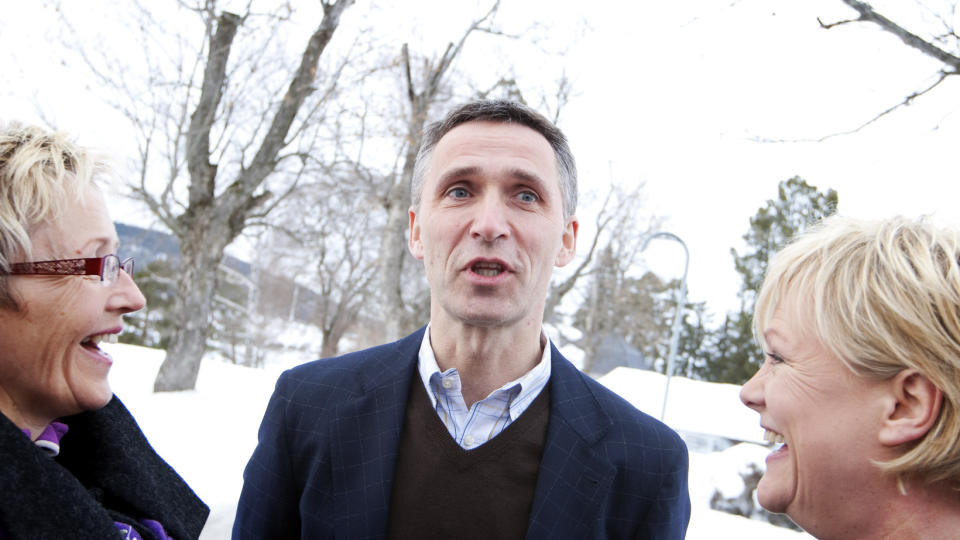 STRAMMER INN: Statsminister Jens Stoltenberg f�r full oppslutning fra Liv Signe Navarsete og Kristin Halvorsen om � holde et stramt budsjett. Foto: Foto: H�kon Mosvold Larsen / Scanpix.