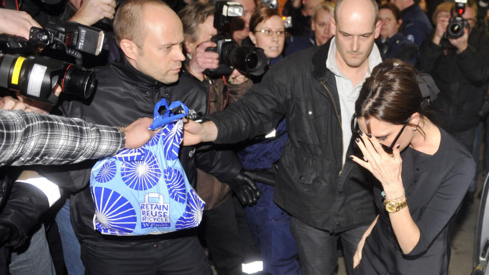 OPPSTYR: Det er ikke hver dag Victoria Beckham kommer p� sykebes�k i Turku. Det gjorde hun i dag, etter at ektemannen David ble operert der i g�r. Foto: Jussi Nukari, Lehtikuva/AFP/Scanpix
