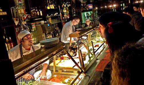 IRSK BUFET: På O'Neills serveres typiske irske retter. Det er bare å peke på det som ser best ut. Foto: Eivind Pedersen IRSK BUFET: På O'Neills serveres typiske irske retter. Det er bare å peke på det som ser best ut. Foto: Eivind Pedersen