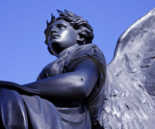ENGLEHULL: Legg merke til hullet i albuen på denne engelen i O'Connell-statuen. Det er et kulehull fra påskeopprøret i 1916. Foto: Eivind Pedersen ENGLEHULL: Legg merke til hullet i albuen på denne engelen i O'Connell-statuen. Det er et kulehull fra påskeopprøret i 1916. Foto: Eivind Pedersen