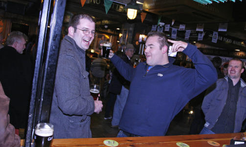GØY I IRLAND: Full fart på irsk pub. Irene sier aldri nei til en pint Guinness. Foto: Eivind Pedersen GØY I IRLAND: Full fart på irsk pub. Irene sier aldri nei til en pint Guinness. Foto: Eivind Pedersen