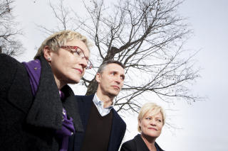 T�FFE TAK: Sp-leder Liv Signe Navarsete, statsminister Jens Stoltenberg (Ap) og SV-leder Kristin Halvorsen forhandler om statsbudsjettet for 2011. - Ingen enkeltting er klart f�r hele budsjettet er ferdig, sa Stoltenberg i g�r. Foto: H�kon Mosvold Larsen / Scanpix