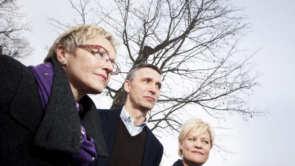 MER � RUTTE MER: Regjeringen med Kristin Halvorsen (th), Jens Stoltenberg og Liv Signe Navarsete (tv) m�ttes s�ndag p� Thorbj�rnrud hotell p� Jevnaker for � starte arbeidet med statsbudsjettet for 2011. Foto: SCANPIX