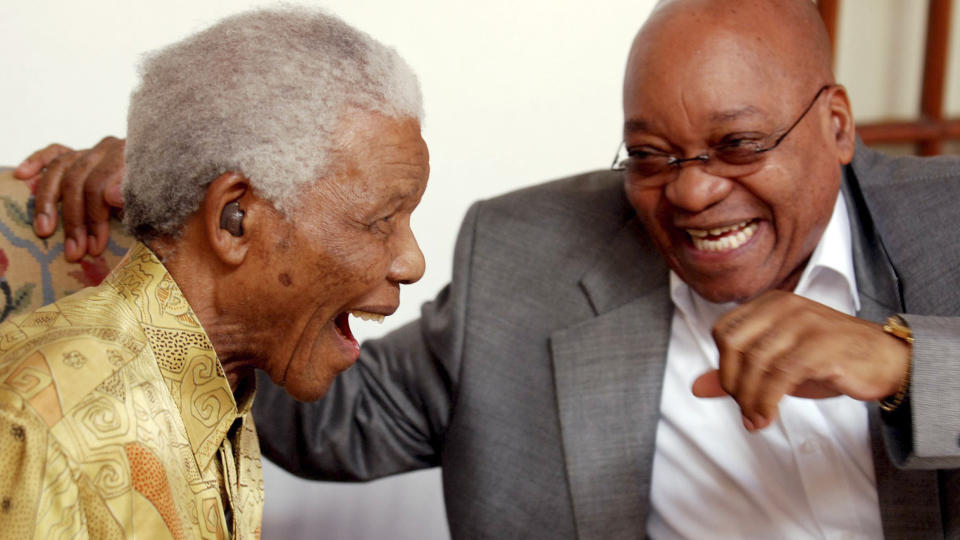 KOSTER � V�RE KAR: S�r-Afrikas president, Jacob Zuma, bruker over 12 millioner kroner p� koner og barn. Her sammen med tidligere president Nelson Mandela. (SOUTH AFRICA - Tags: POLITICS IMAGES OF THE DAY)