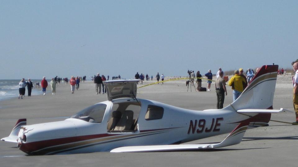 N�DLANDING: Bildet er tatt dagen etter at piloten foretok n�dlandingen p� stranda i Hilton Head Island, USA. Piloten og hans passasjer overlevde, mens joggeren Robert Gary Jones (38) omkom umiddelbart da han ble truffet av flyet i g�r kveld. FOTO: AP Photo/Russ Bynum