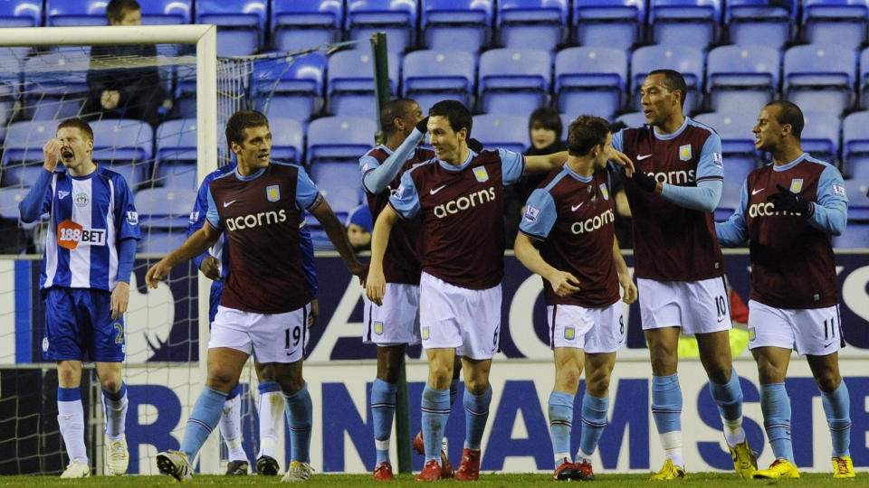 SELVM�L: Wigans James McCarthy (helt til venstre) fortviler etter � ha banket ballen i eget m�l. John Carew feirer den m�lgivende pasningen med lagkameratene i Aston Villa. Foto: Nigel Roddis, Reuters/Scanpix