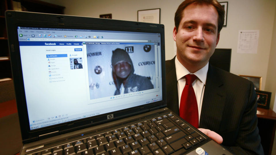 AGENTENE ER P� FACEBOOK: Her viser assisterende statsadvokat Michael Scoville fram bilde av Maxi Sapo. Han levde livets glade dager i Mexico og skr�t av det gjennom Facebook - der ogs� en etterforsker fulgte n�ye med. Foto: AP Photo/Elaine Thompson/Scanpix