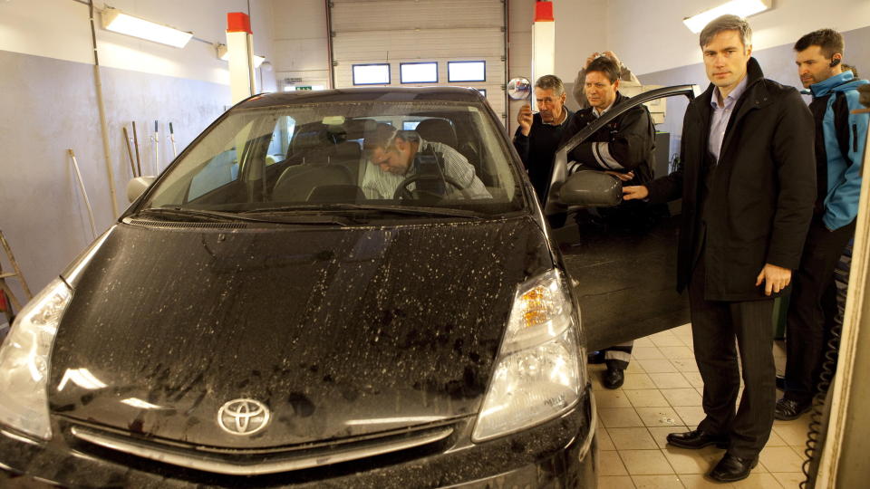POLITIET SKAL ETTERFORSKE: Toyota Prius som skal ha g�tt l�psk sjekkes av teknikere etter hendelsen. Espen Olsen i Toyota Norge f�lger med.
FOTO: TORBJ�RN BERG / DAGBLADET