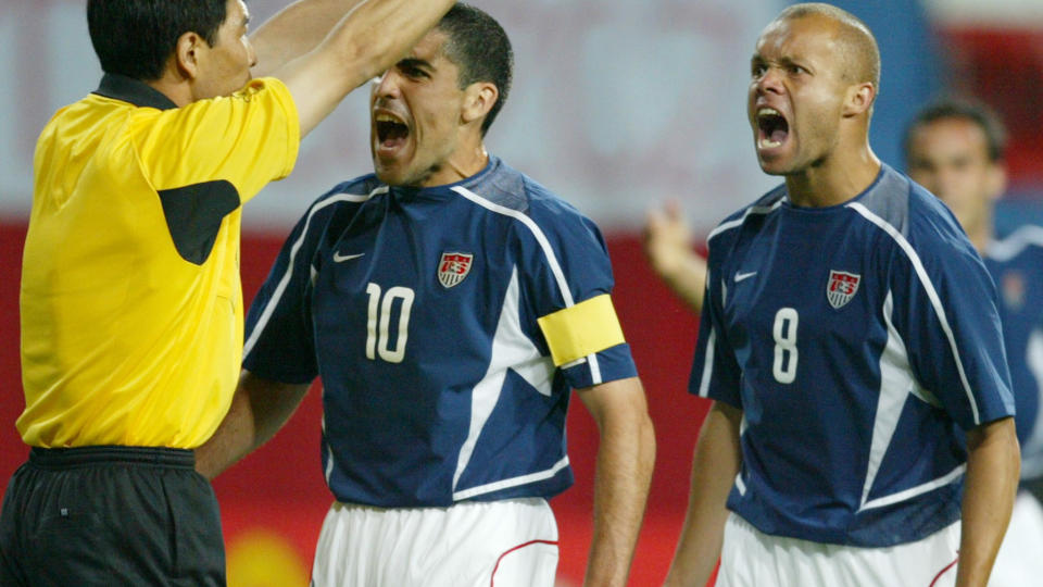 UT MED DOMMEREN: Her protesterer USA-spillerne Claudio Reyna og Earnie Stewart (t.h) mot Lu Jun (L) under en VM-kamp i 2002. Den kinesiske dommeren ble arrestert for kampfiksing tidligere denne uka. N� tar Uefa grep i Europa. Foto: REUTERS/Shaun Best