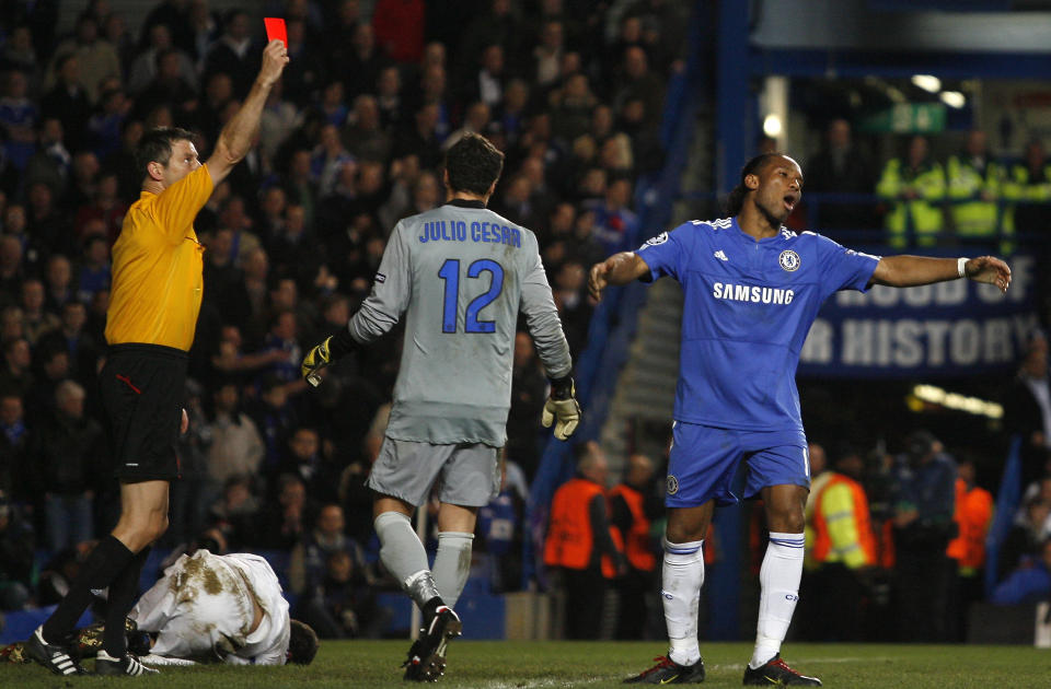 MISTET HODET: Didier Drogba hadde god grunn til � v�re forbannet da Thiago Motta (liggende) l�p helt umotivert inn i ham p� en d�dball, men ivorianeren mistet hodet da han stemplet ankelen p� brasilianeren som en hevnaksjon. Det r�de kortet var uunng�elig.Foto: SCANPIX/AFP PHOTO/IAN KINGTON