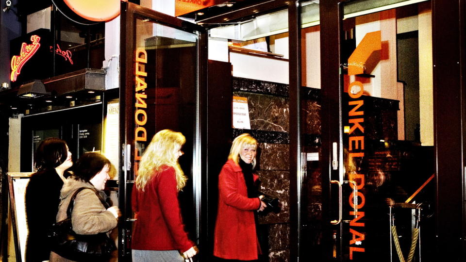 POPUL�RT STED: Spise- og utestedet Onkel Donald ligger i Universitetsgata, midt i Oslo sentrum. (Bildet ble tatt i forbindelse med en utelivstest i 2008, og personene p� bildet har ingenting med d�rvaktsaken � gj�re) Arkivfoto: NINA HANSEN